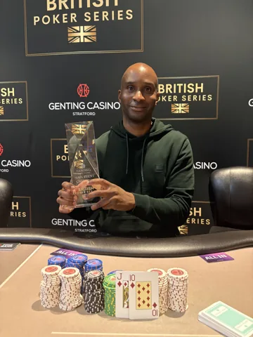 Babawande Obadun with the Championship Main Event trophy